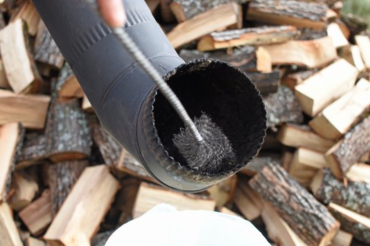 Schornsteinfeger-Schornstein-reinigen-Kamin