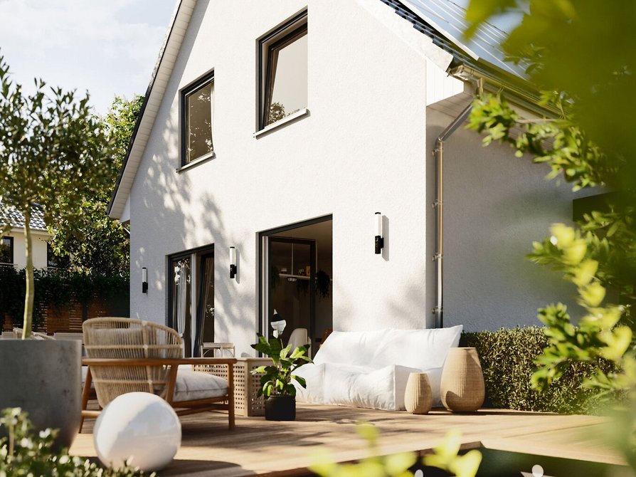 Detailansicht der Holzterrasse vom Raumwunder 90 mit Sitzmöbeln und Pflanzendekoration im Tageslicht